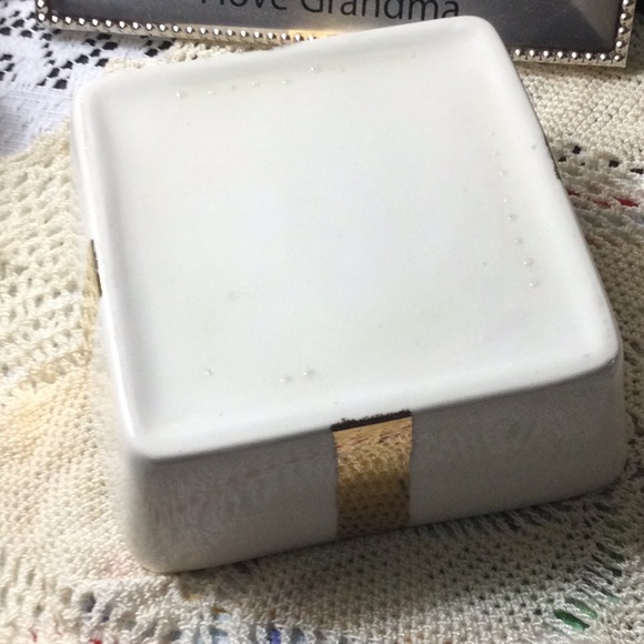 Vintage covered rose gift box with gold trim. Ceramic from 1950’s. - Picture 4 of 7